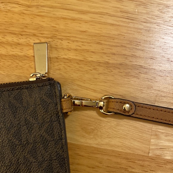 Michael Kors wallet/ wristlet EUC - Picture 5 of 9